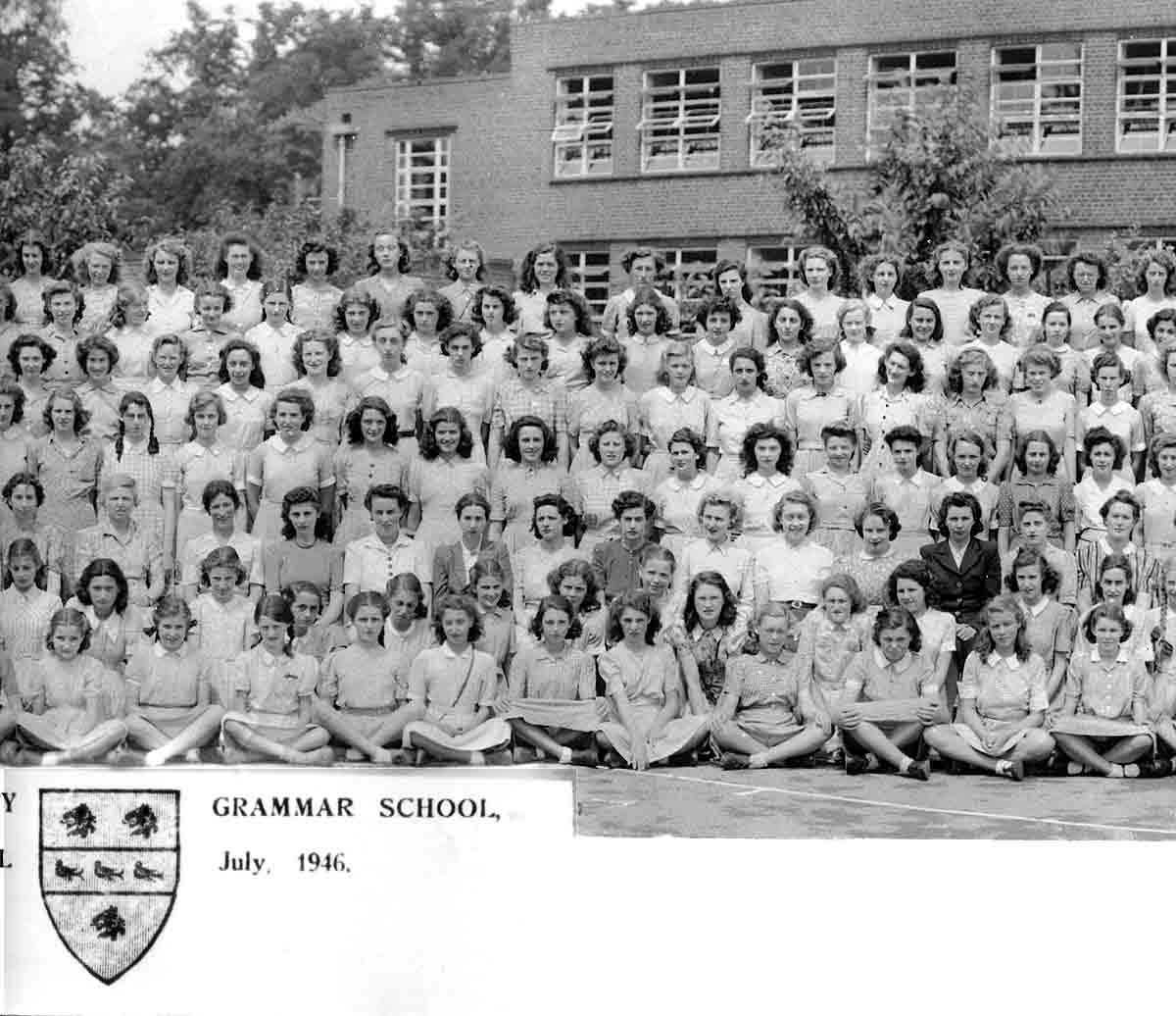 Third left section of the 1946 School photograph for Copthall County Grammar School.