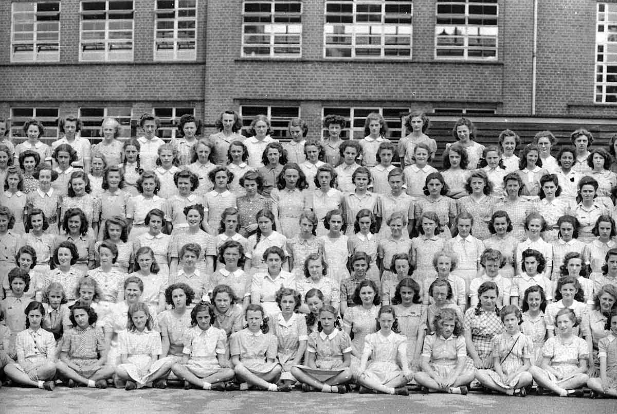 Fourth section of the 1946 School photograph for Copthall County Grammar School.